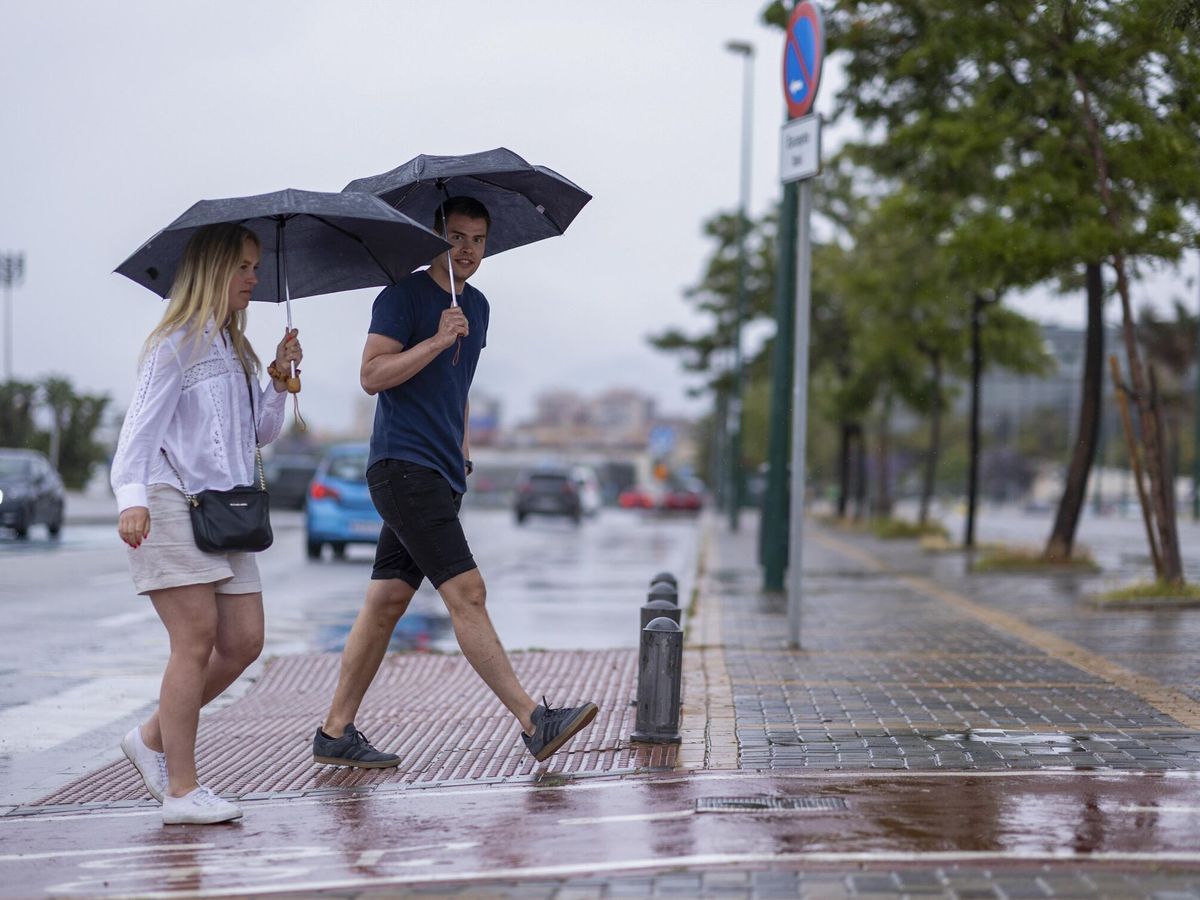 Foto: Imagen de archivo de lluvia en Málaga. (EFE/Carlos Díaz)