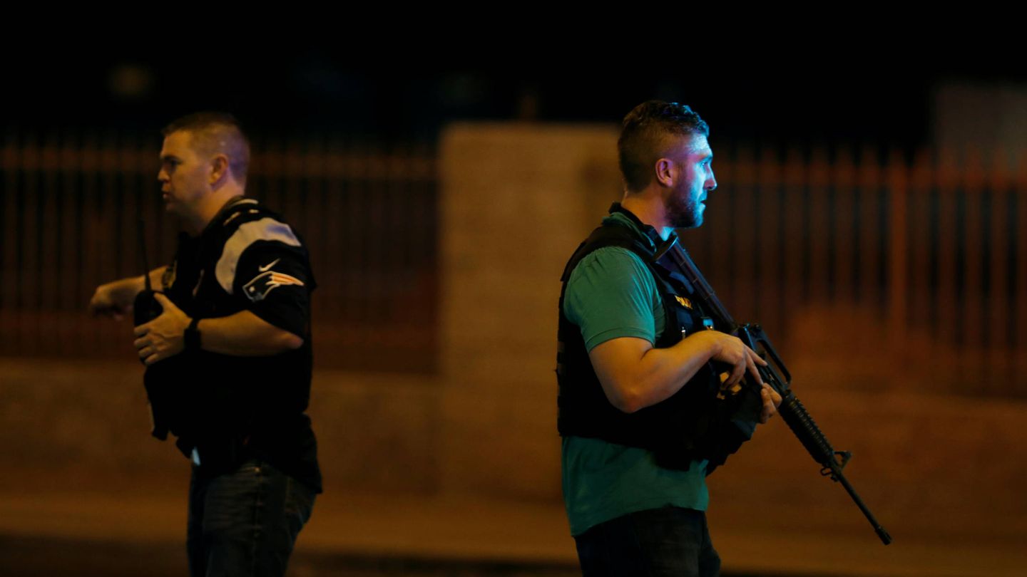 Agentes de la Policía Metropolitana de Las Vegas cerca del lugar del ataque. (Reuters) 