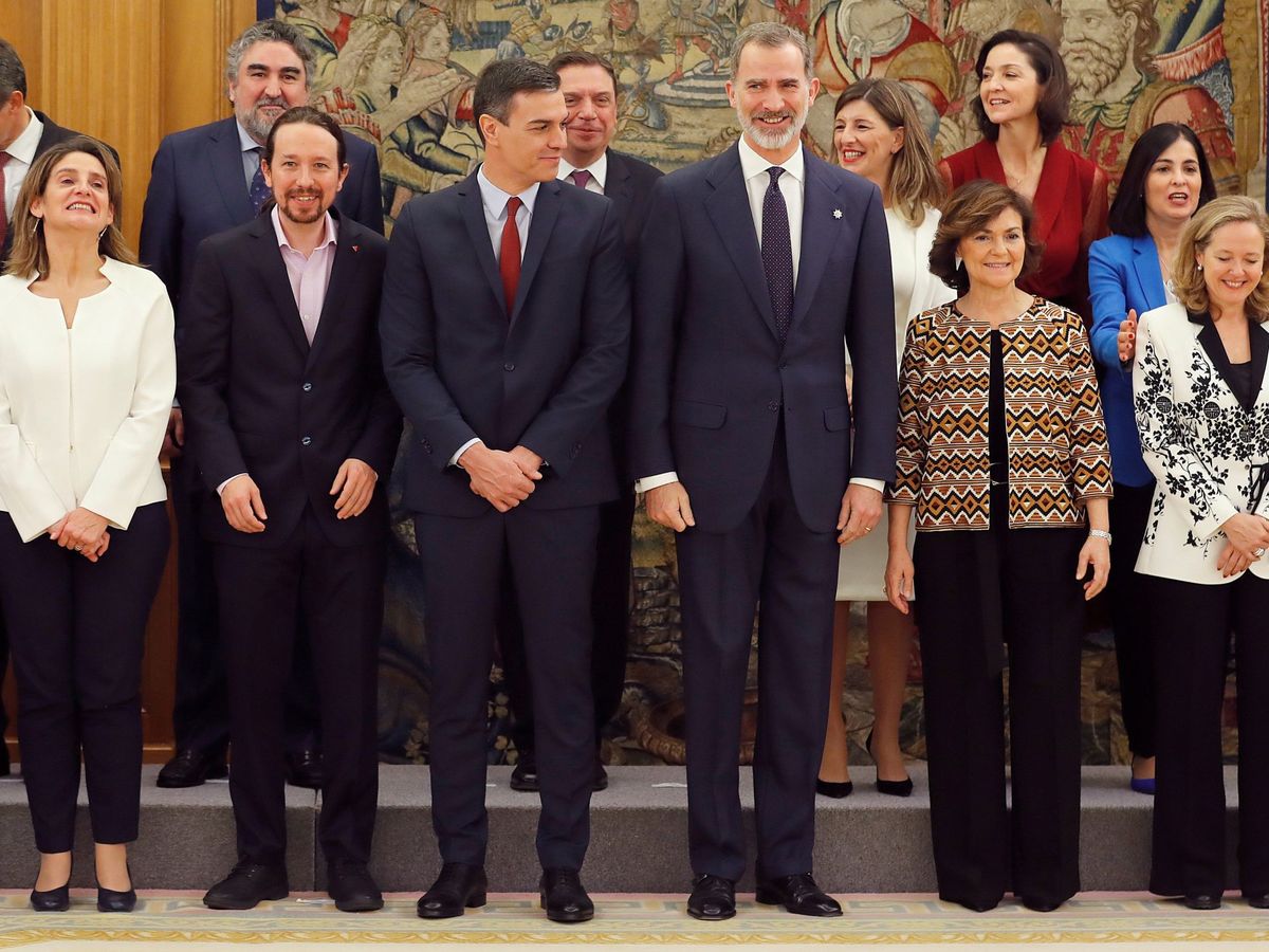 Foto: Felipe VI junto a los miembros del nuevo Gobierno de coalición tras su toma de posesión. (EFE)