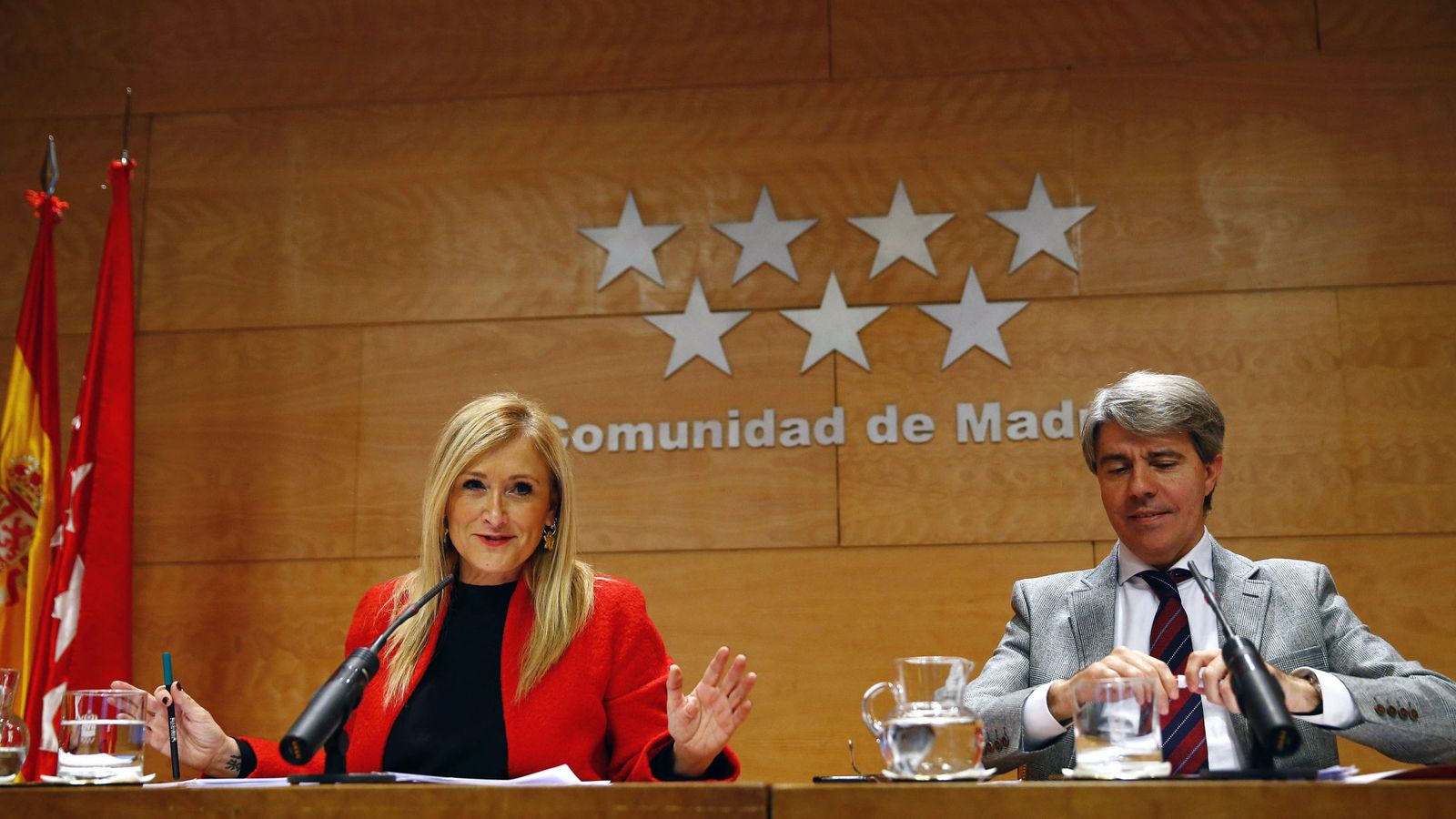 Foto: La presidenta de la Comunidad de Madrid, Cristina Cifuentes, acompañada del consejero de Presidencia, Ángel Garrido. (EFE)