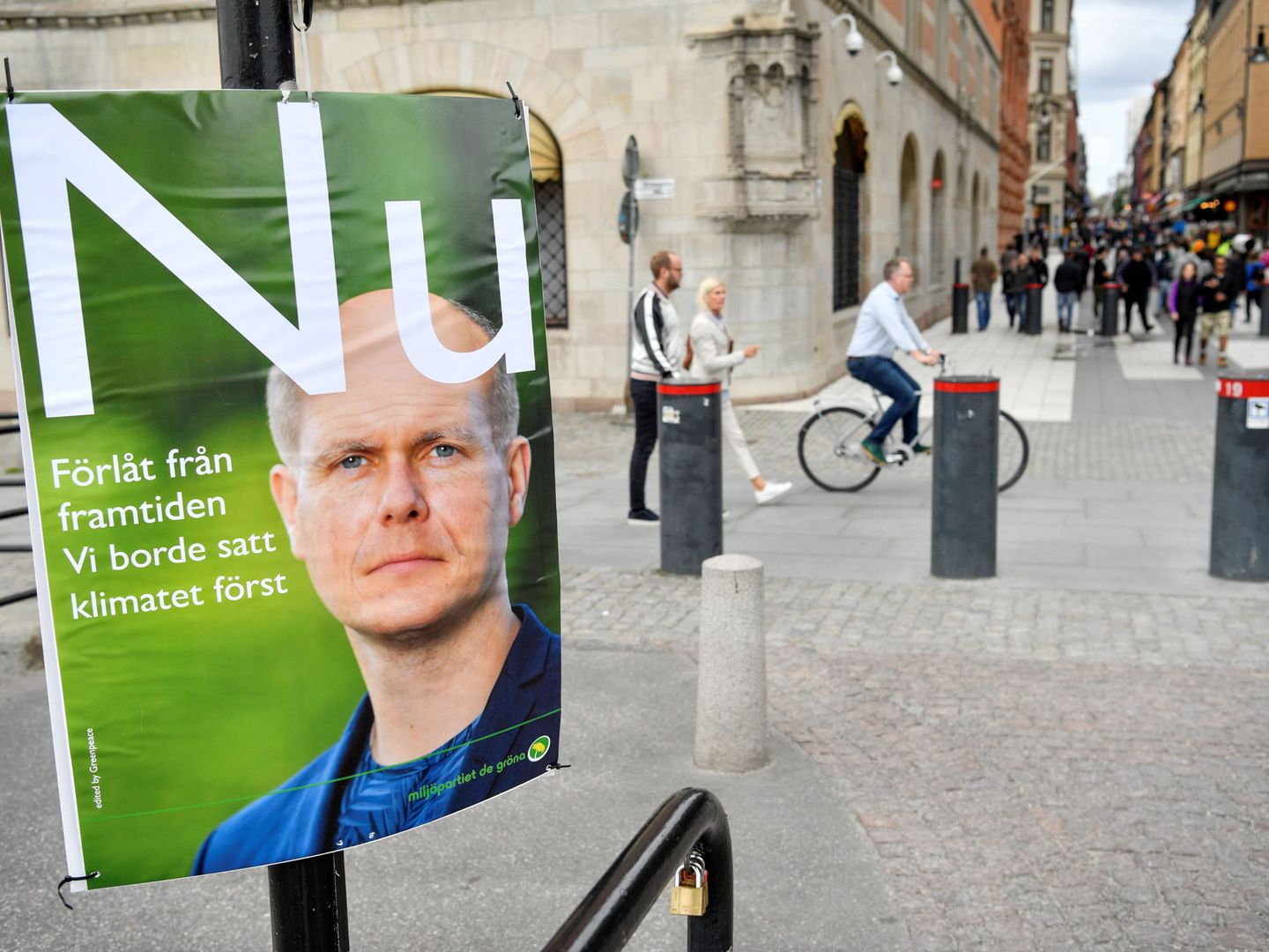 Un falso cartel electoral colocado por Greenpeace muestra al líder del Partido Verde en Suecia, Gustav Fridolin, en Estocolmo, el 11 de septiembre de 2018. (Reuters)