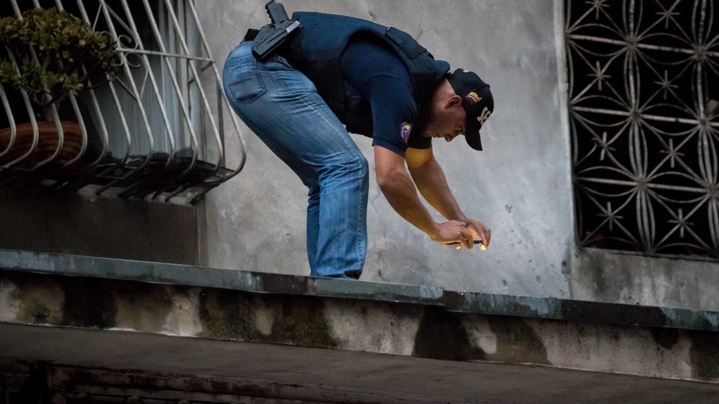 Efectivos de distintos cuerpos de seguridad custodian y toman evidencias de la explosión ocurrida en Caracas. (EFE) 