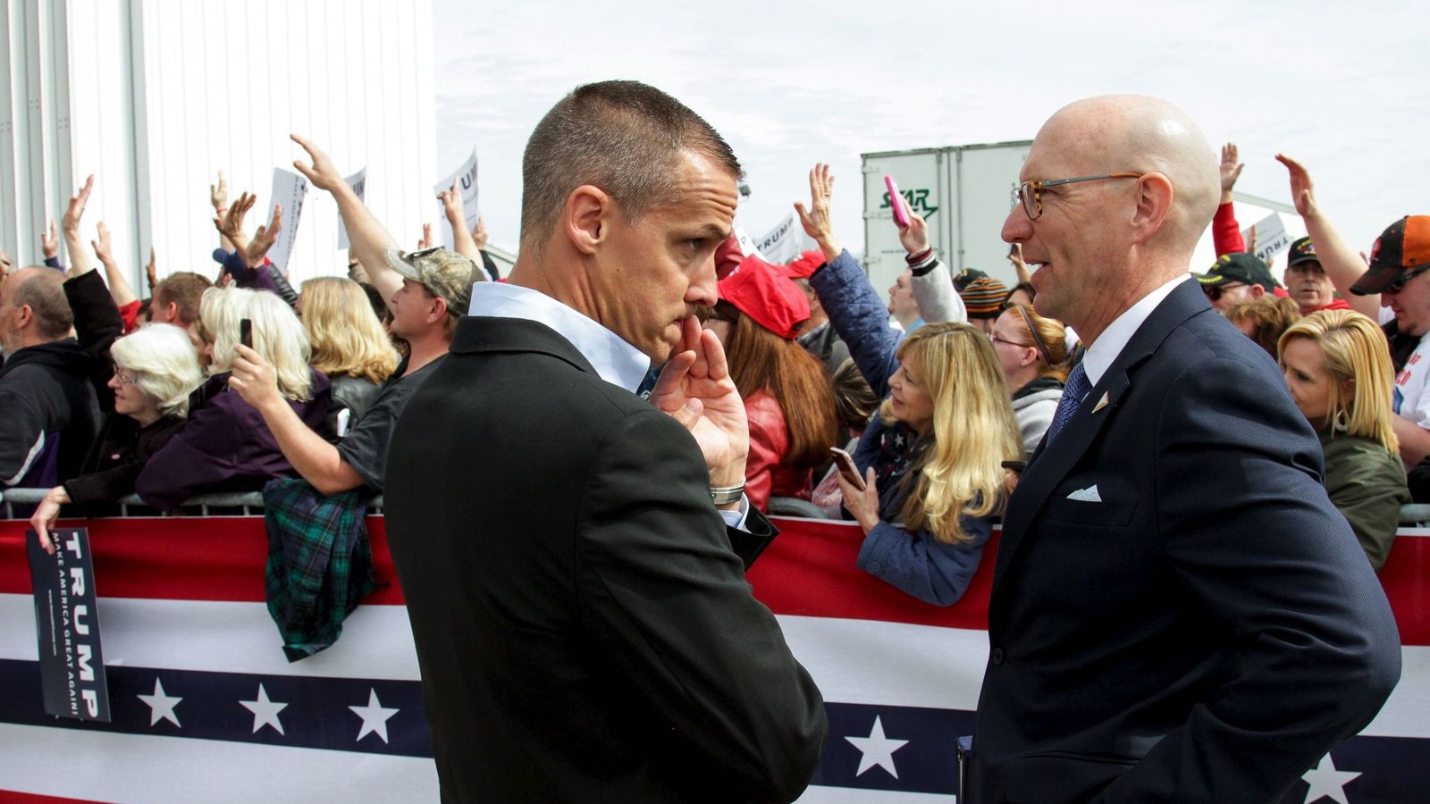 Foto: El jefe de campaña de Trump, Corey Lewandowski, a la izquierda, en un evento de campaña en el aeropuerto de Dayton, el 12 de marzo de 2016. (Reuters)