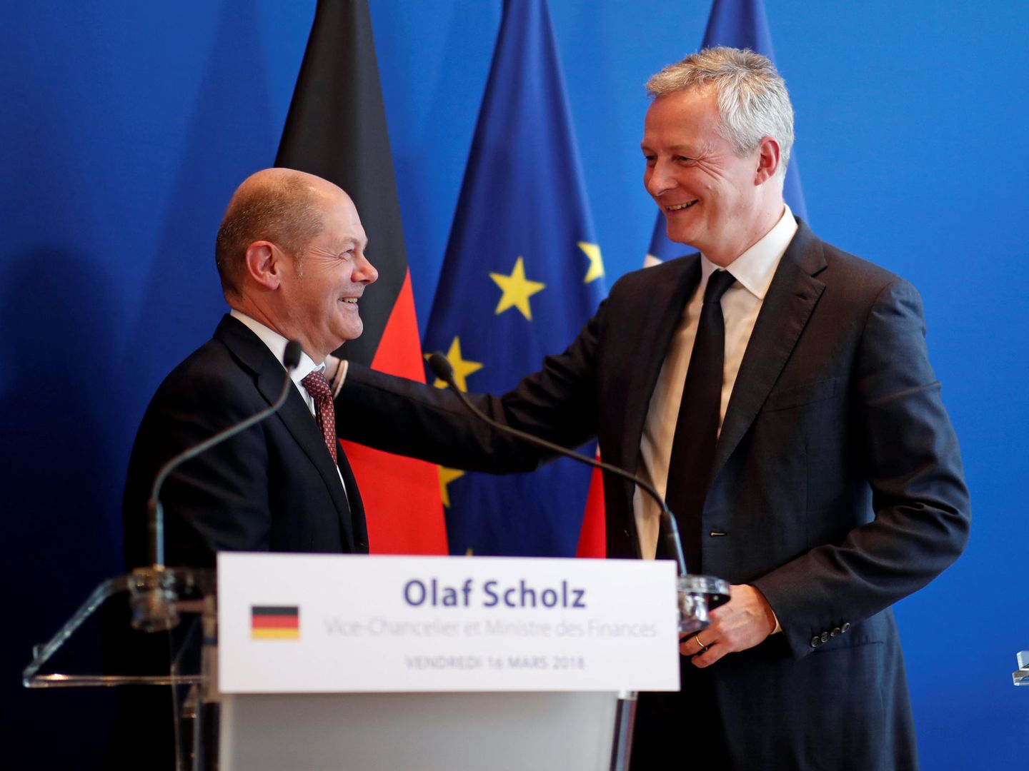 Olaf Scholz, ministro de Finanzas de Alemania (izquierda) con su homólogo francés, Bruno Le Maire. (Reuters)