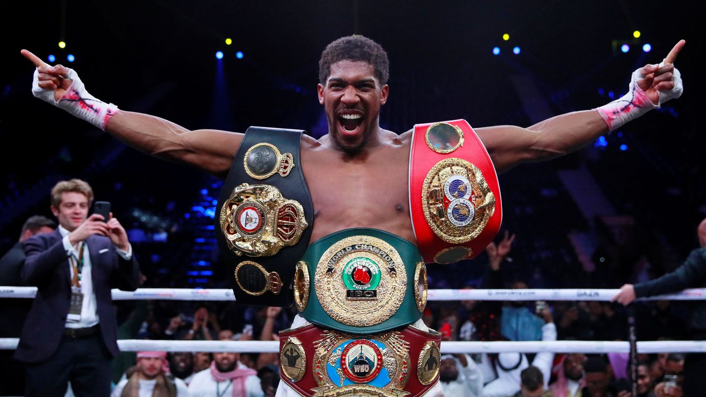 Joshua, con los cinturones que le acreditan como campeón del mundo de los pesos pesados. (Reuters)
