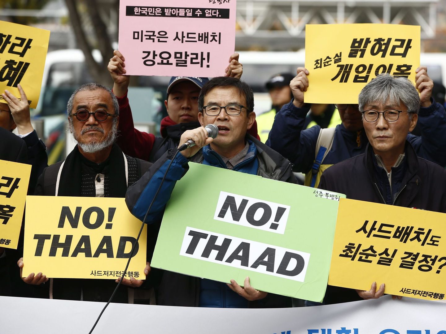 Protestas en Seúl contra el THAAD y la política de defensa del Gobierno surcoreano, en octubre de 2016 (EFE)