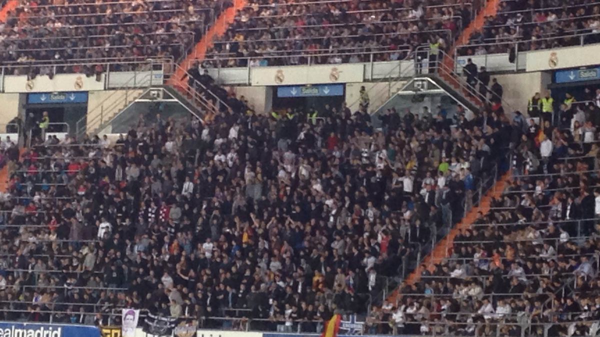 Los Ultras Sur reaparecen en el tercer anfiteatro del fondo norte del Bernabéu