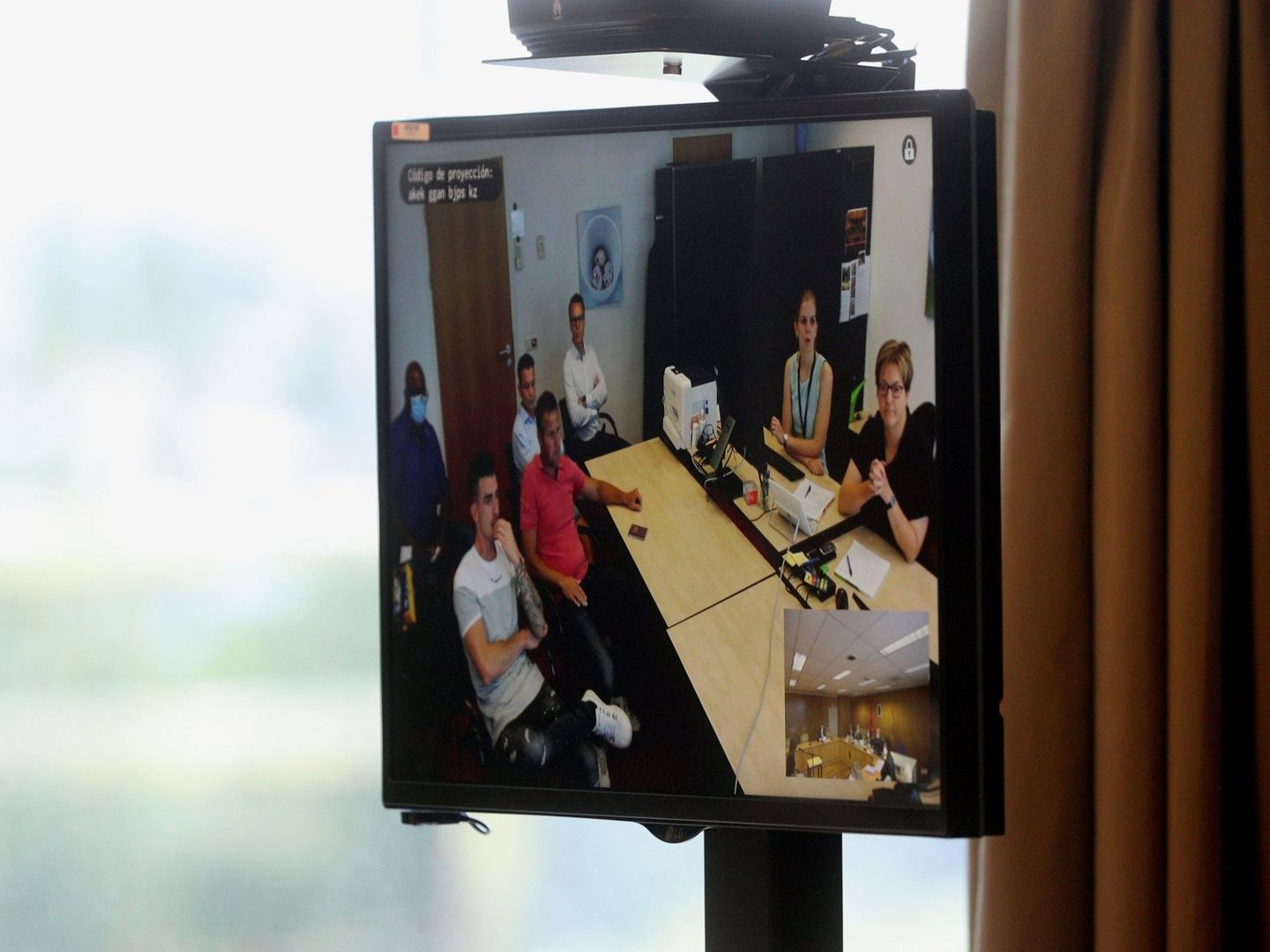 Un monitor de la Audiencia Provincial de Madrid muestra a los acusados comparecer por videoconferencia desde Holanda. (EFE)