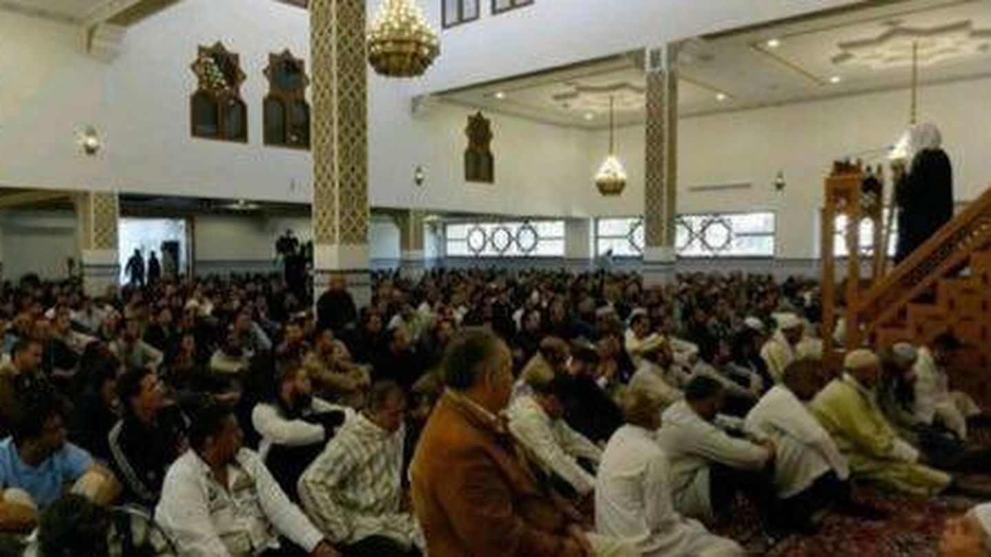 Inauguración, en 2016, de la mezquita de Cornellá por el jeque radical saudí Saleh el Maghmasi.