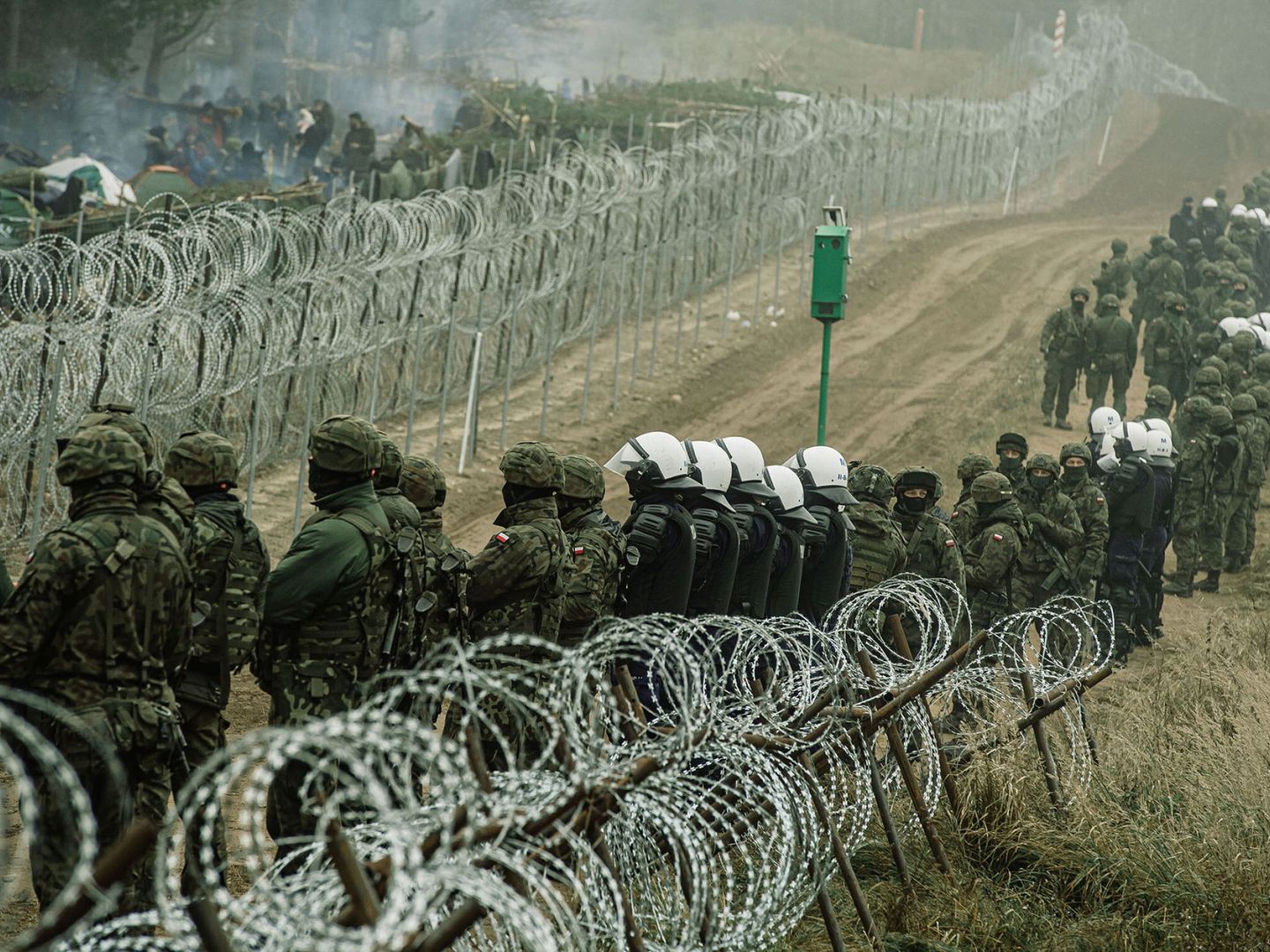 Policías y militares polacos frente a la frontera con Bielorrusia. (Reuters)
