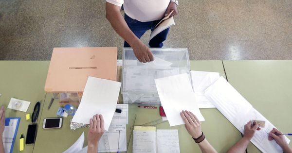 Foto: Un hombre deposita su voto en la urna electoral. (EFE)