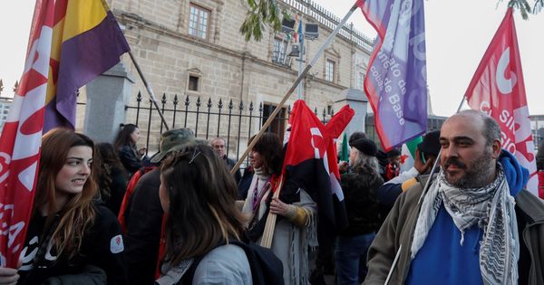 Foto: Representantes del Sindicato Andaluz de Trabajadores (SAT), durante la concentración en las puertas del Parlamento de Andalucía para rodearlo. (EFE)