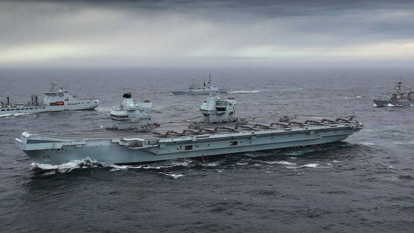 El R08 con sus escoltas y buques de apoyo.(Royal Navy)