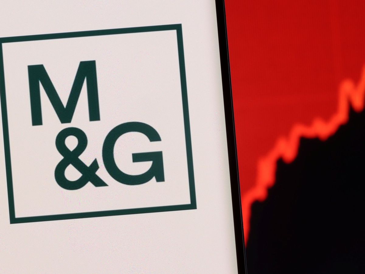 Foto: Ilustración con el logo de M&G. (Reuters/Dado Ruvic)