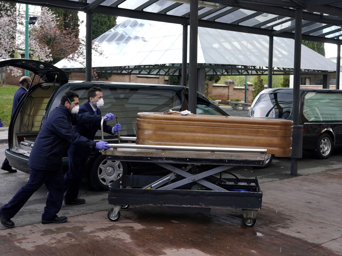 Foto: Últimas cremaciones en La Almudena. (Reuters)