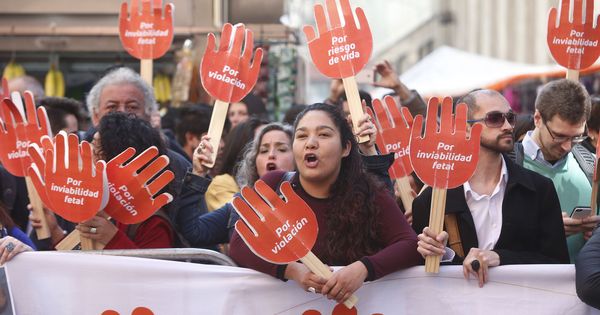 Foto: Un grupo de Mujeres pro aborto gritan arengas durante una protesta. (Efe)