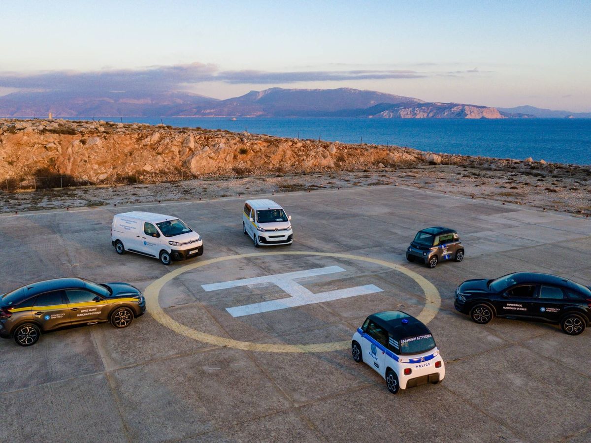Foto: Parte de la flota de vehículos eléctricos aportada por Citroën a las autoridades de Chalki. (Citroën)