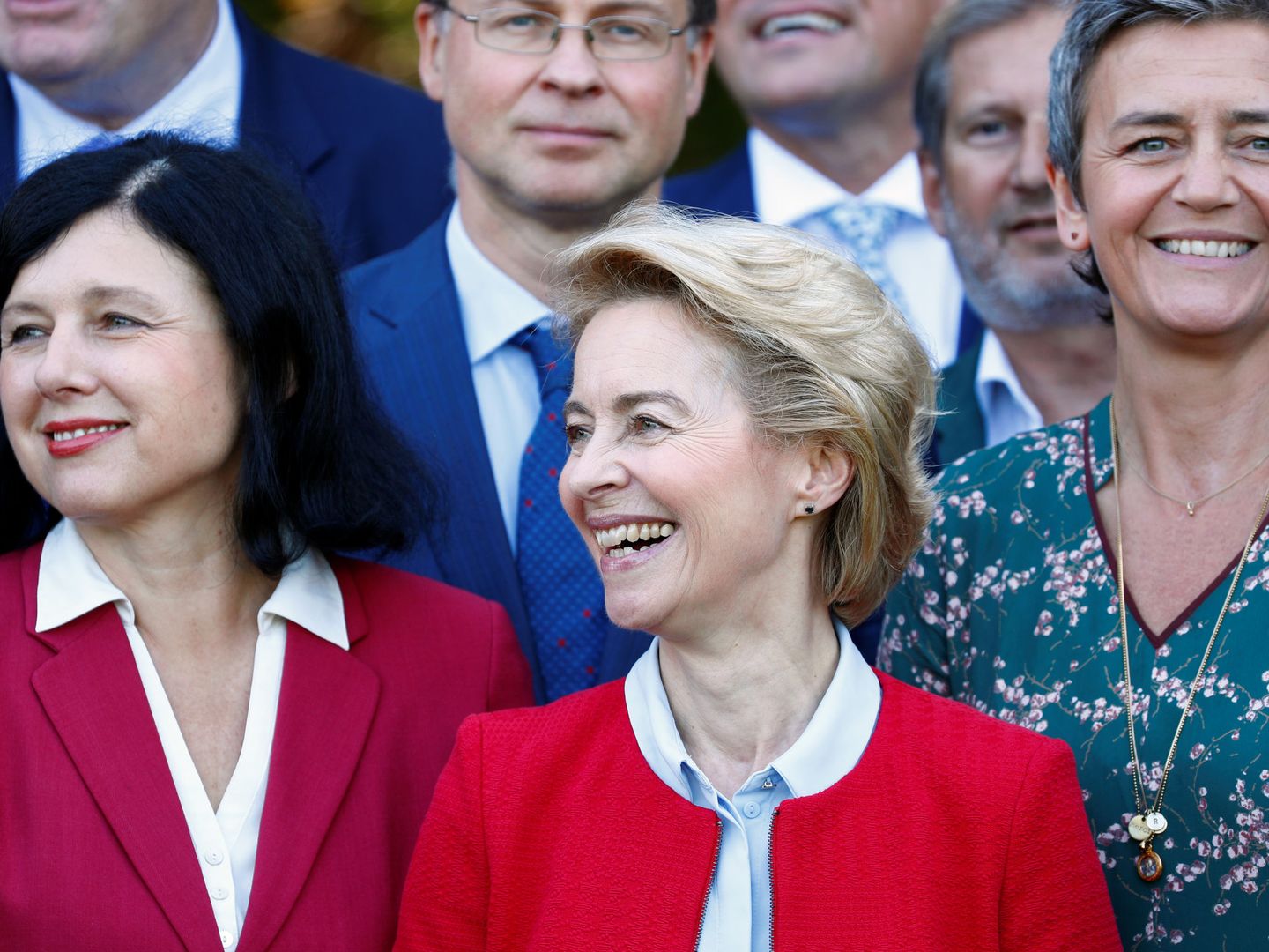Ursula Von der Leyen (en el centro) junto a Vera Jourova (izq.) y Margrethe Vestager (dcha.). (Reuters)