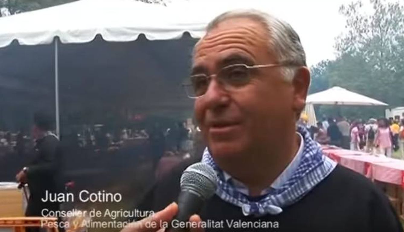 Juan Cotino, disfrutando de la fiesta con su pañuelo fallero. (YouTube Paellas Velarte)