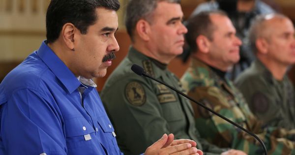 Foto: El presidente de Venezuela, Nicolás Maduro, junto a varios militares. (Reuters)