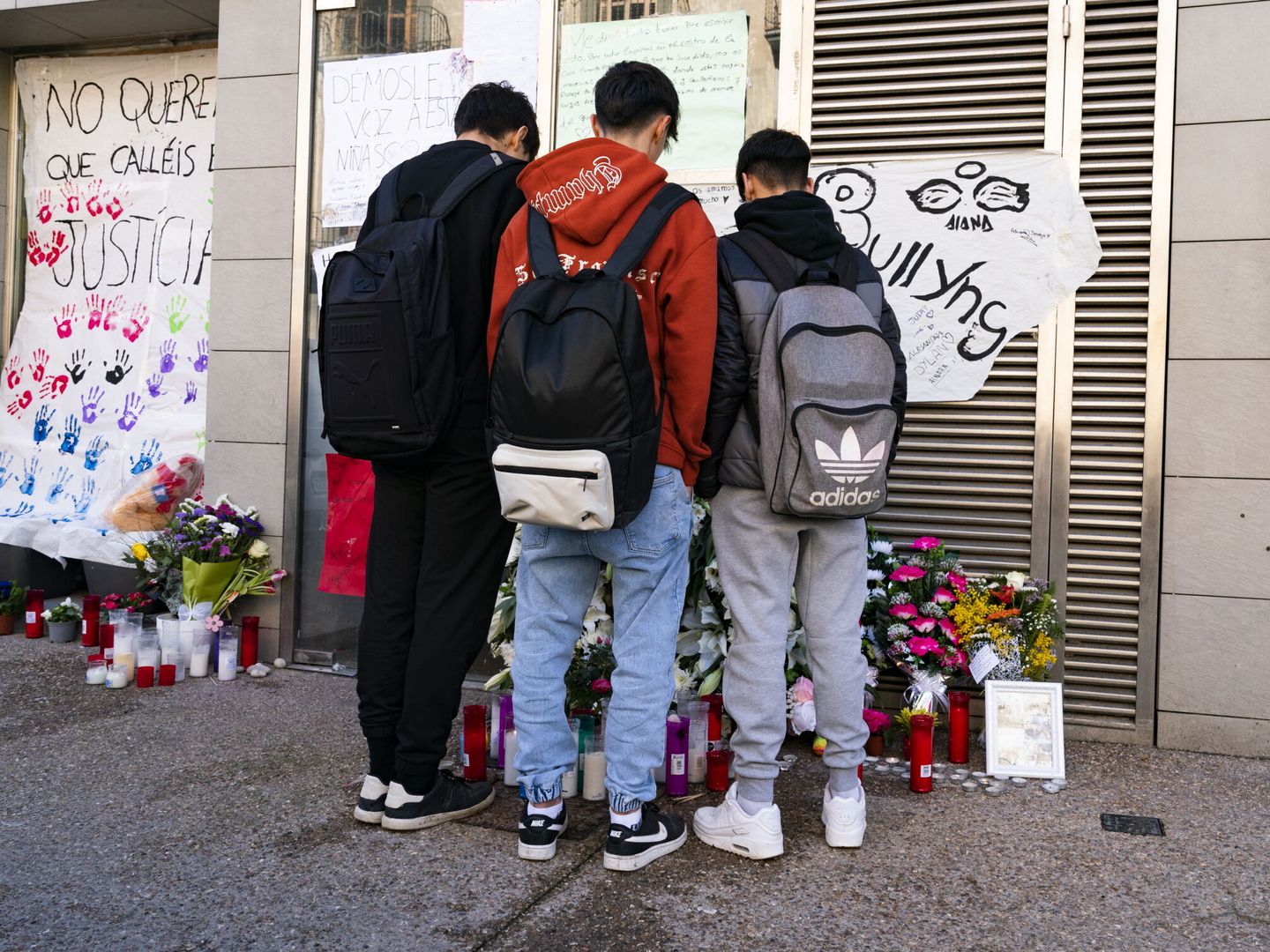 Velas, flores y pancartas en el domicilio de la menor de 12 años que el pasado martes se suicidó en su casa en Sallent. (EFE/Siu Wu)