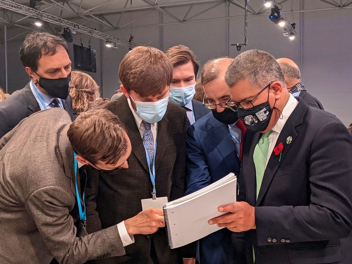 Foto: El presidente de la COP26 con un grupo de negociadores. (EFE)
