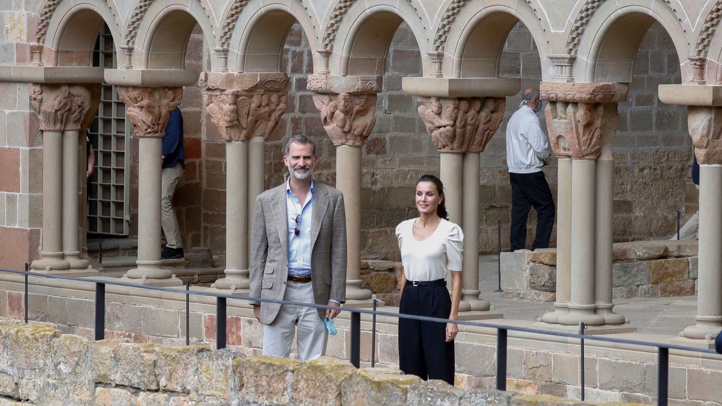 Felipe VI y doña Letizia, durante su visita al monasterio viejo de San Juan de la Peña en Jaca, Huesca, este 8 de julio. (EFE)