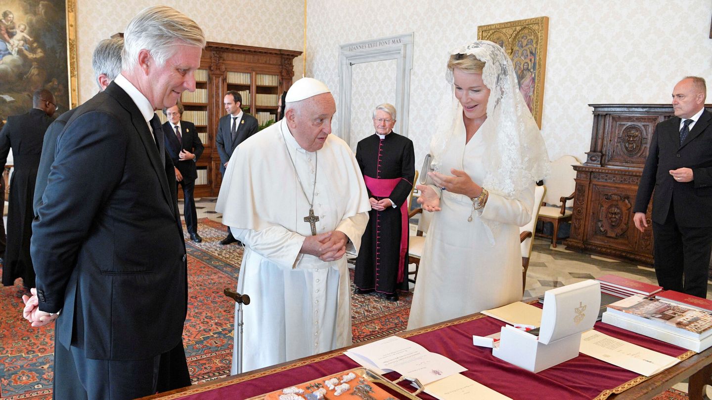 Los reyes departen con el pontífice. (Reuters)
