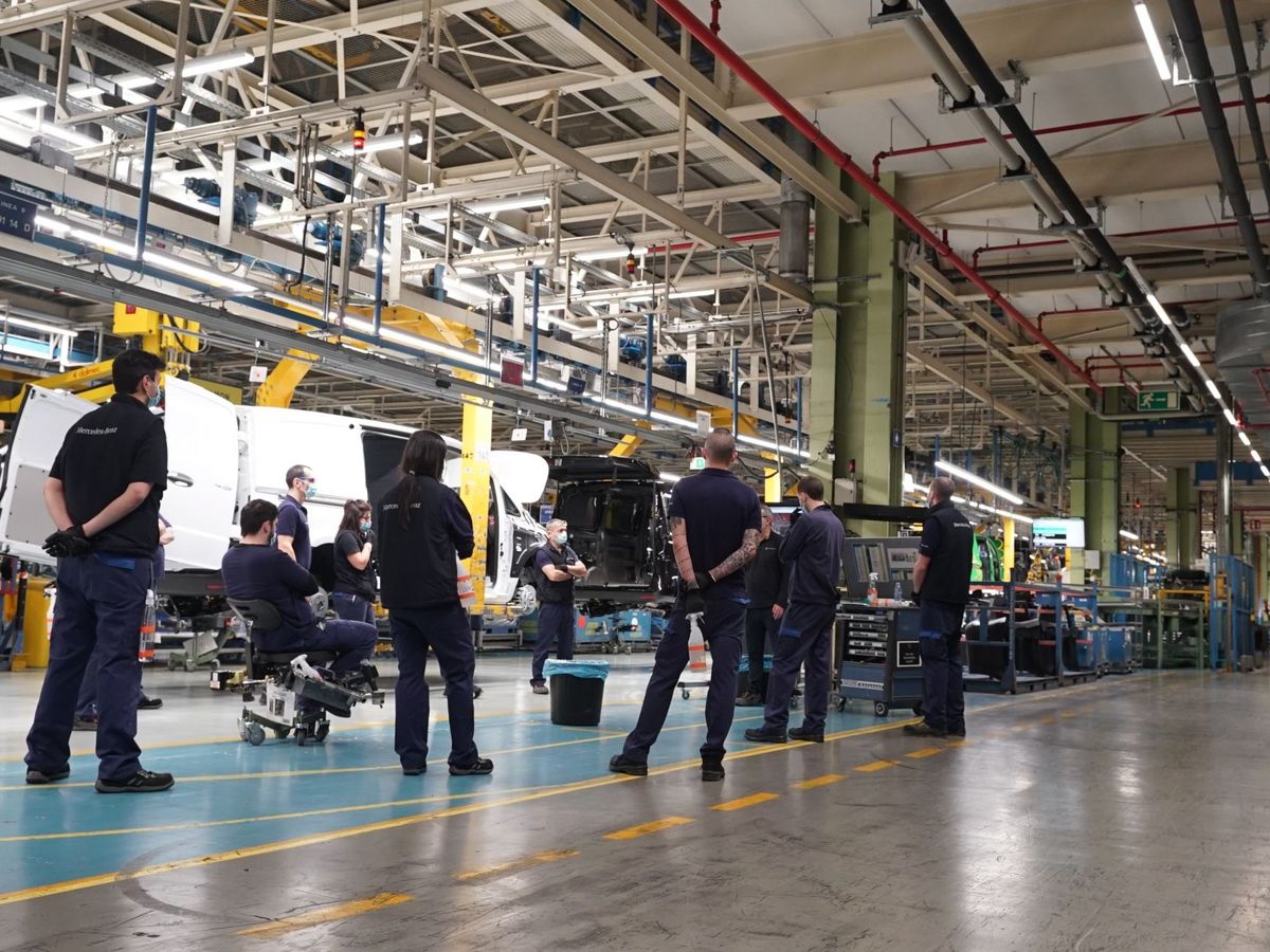 Foto: vuelta al trabajo en la Fábrica de Mercedes-Benz de Vitoria (EFE)