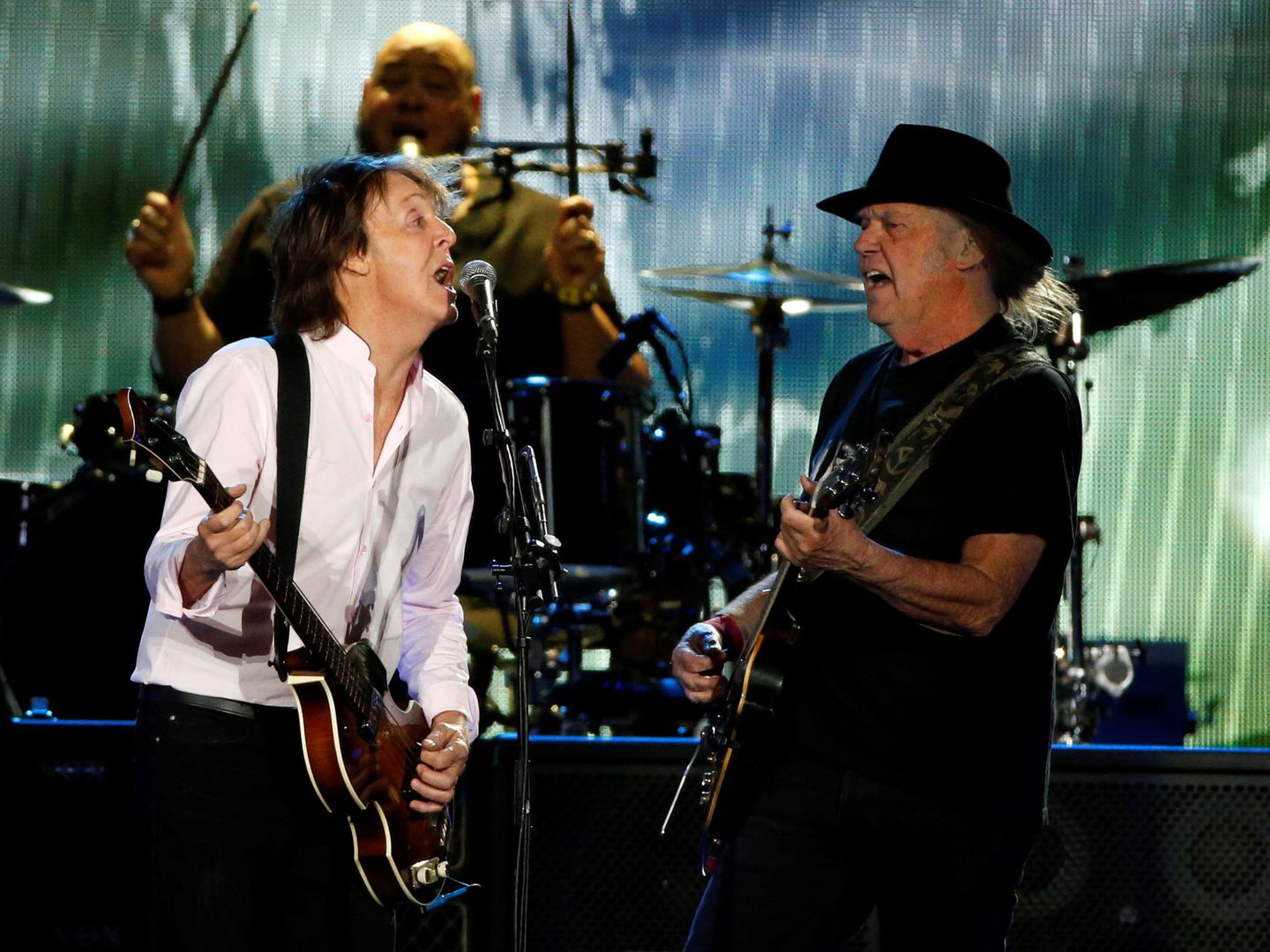 Neil Young junto a Paul McCartney en 2016 (Reuters) 