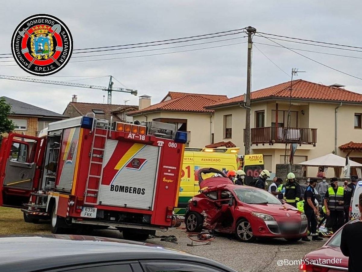 Foto: Dos mujeres de 28 años heridas muy graves tras un accidente en Corbán (Bomberos de Santander)