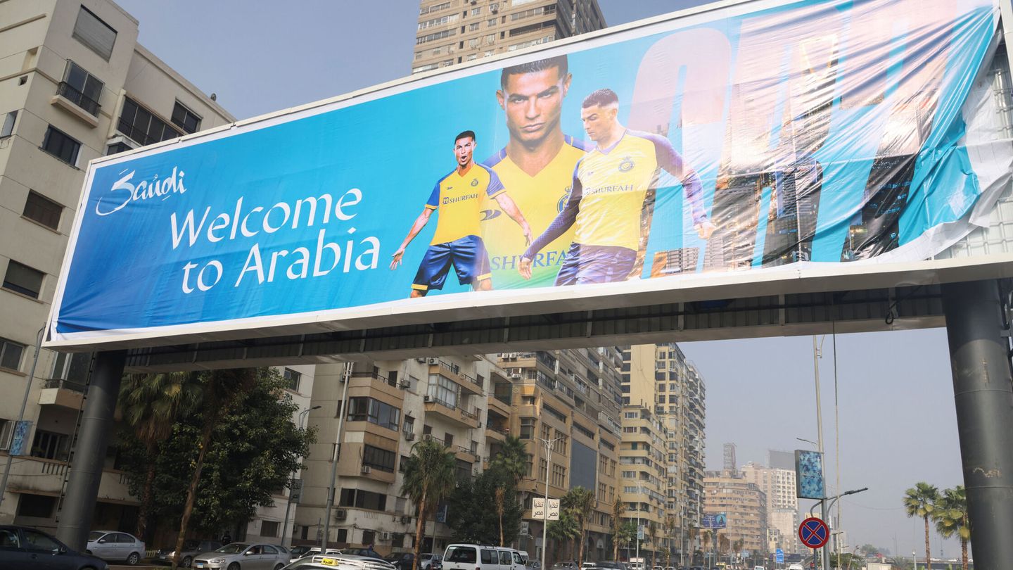 Publicidad del Ministerio de Turismo saudí en Egipto, socio para albergar el Mundial de 2030. (Reuters/Amr Abdallah Dalsh)