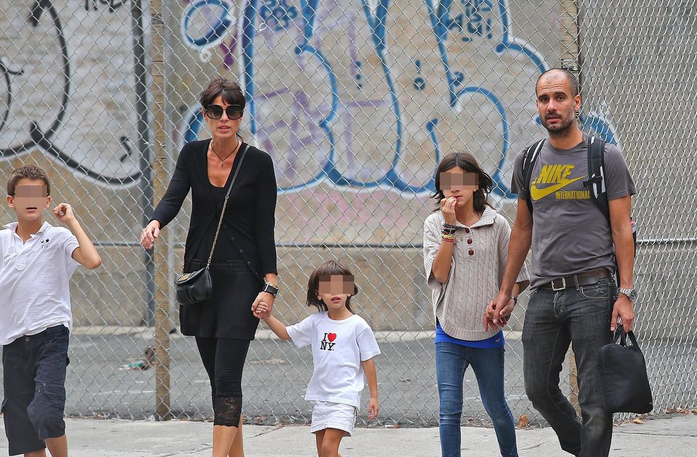Guardiola y Serra junto a sus tres hijos en Nueva York (Gtres)