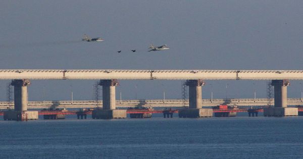 Foto: Cazas rusos sobrevuelan el puente sobre el estrecho de Kerch, cerca del lugar del incidente naval entre Rusia y Ucrania. (Reuters)