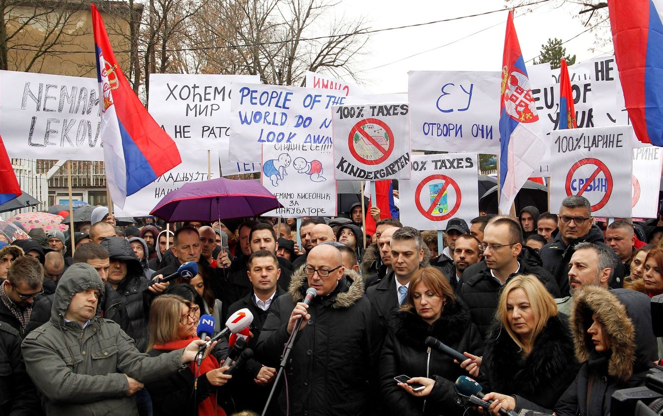 Ciudadanos serbo-kosovares participan en una protesta contra la imposición de aranceles a las importaciones de Serbia y Bosnia, en Mitrovica, el 27 de noviembre del 2018. (EFE)