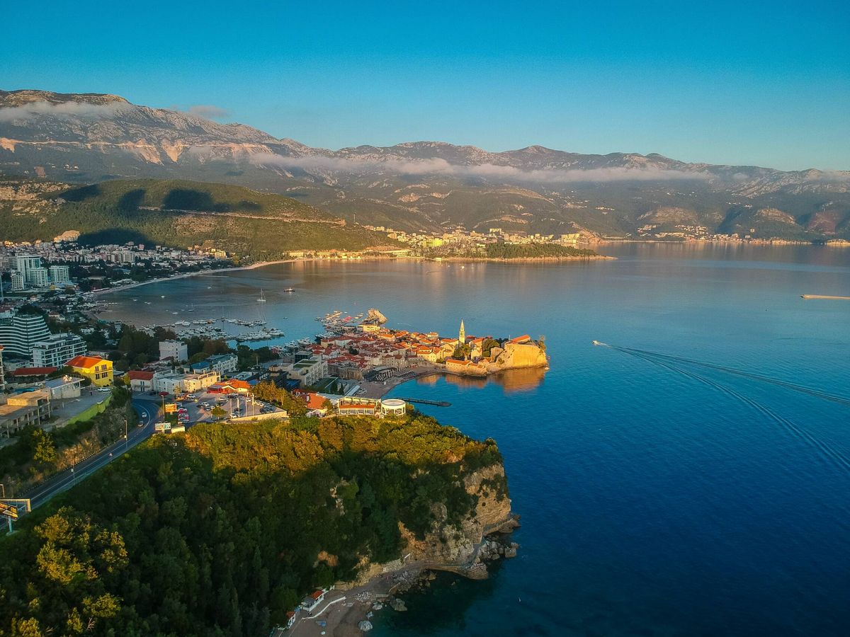 Foto: Imagen de Budva, la Riviera de Montenegro. (Unsplash/Oleg Gratilo)