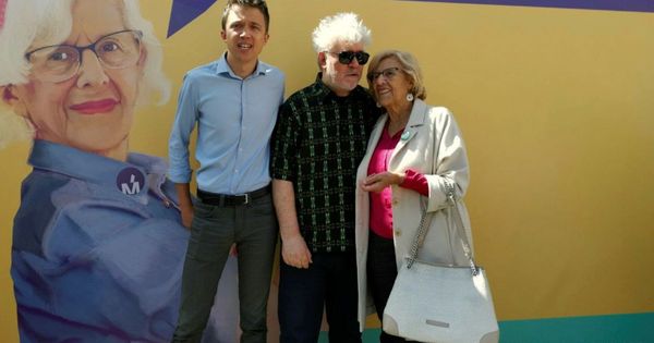 Foto: El cineasta Pedro Almodóvar (c) acudió el pasado sábado a apoyar a la alcaldesa de Madrid y candidata a la reelección, Manuela Carmena (d). (EFE)