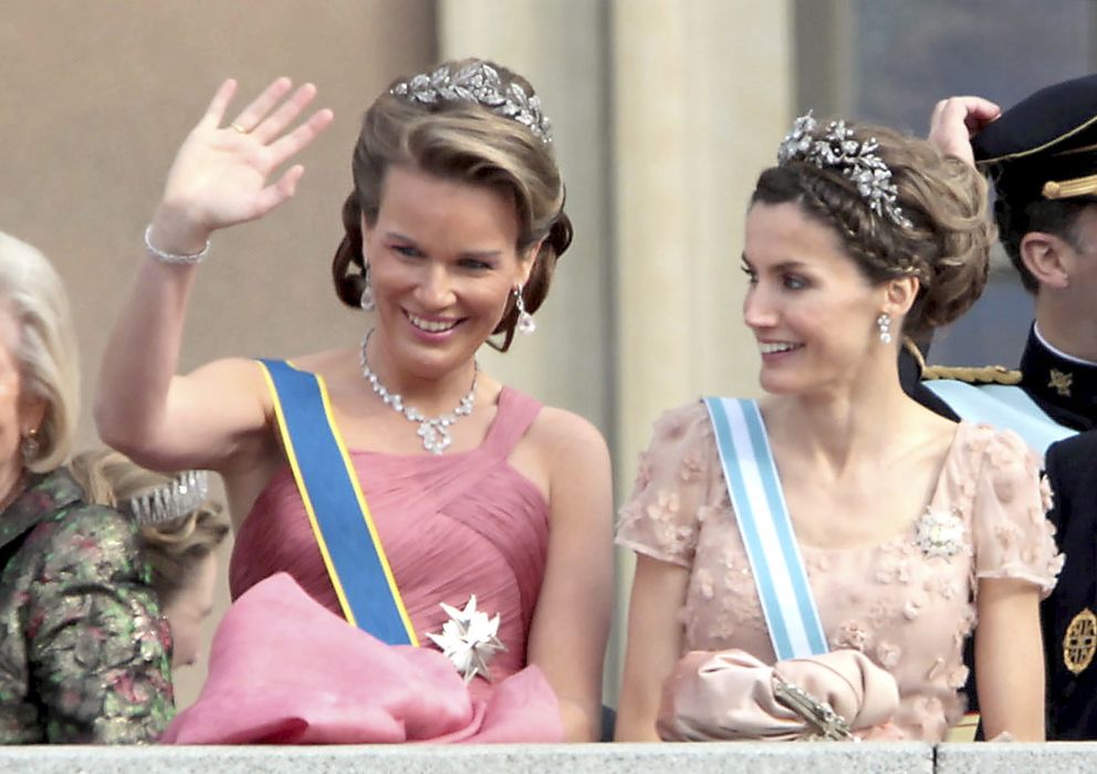 Foto: Las dos reinas cuando todavía eran princesas en la boda de Victoria de Suecia (Gtres)