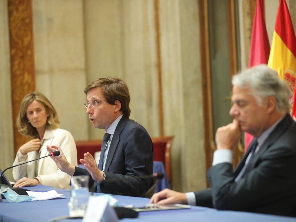 Foto: Almeida, junto a Cristina Garmendia, durante la reunión. (EFE)
