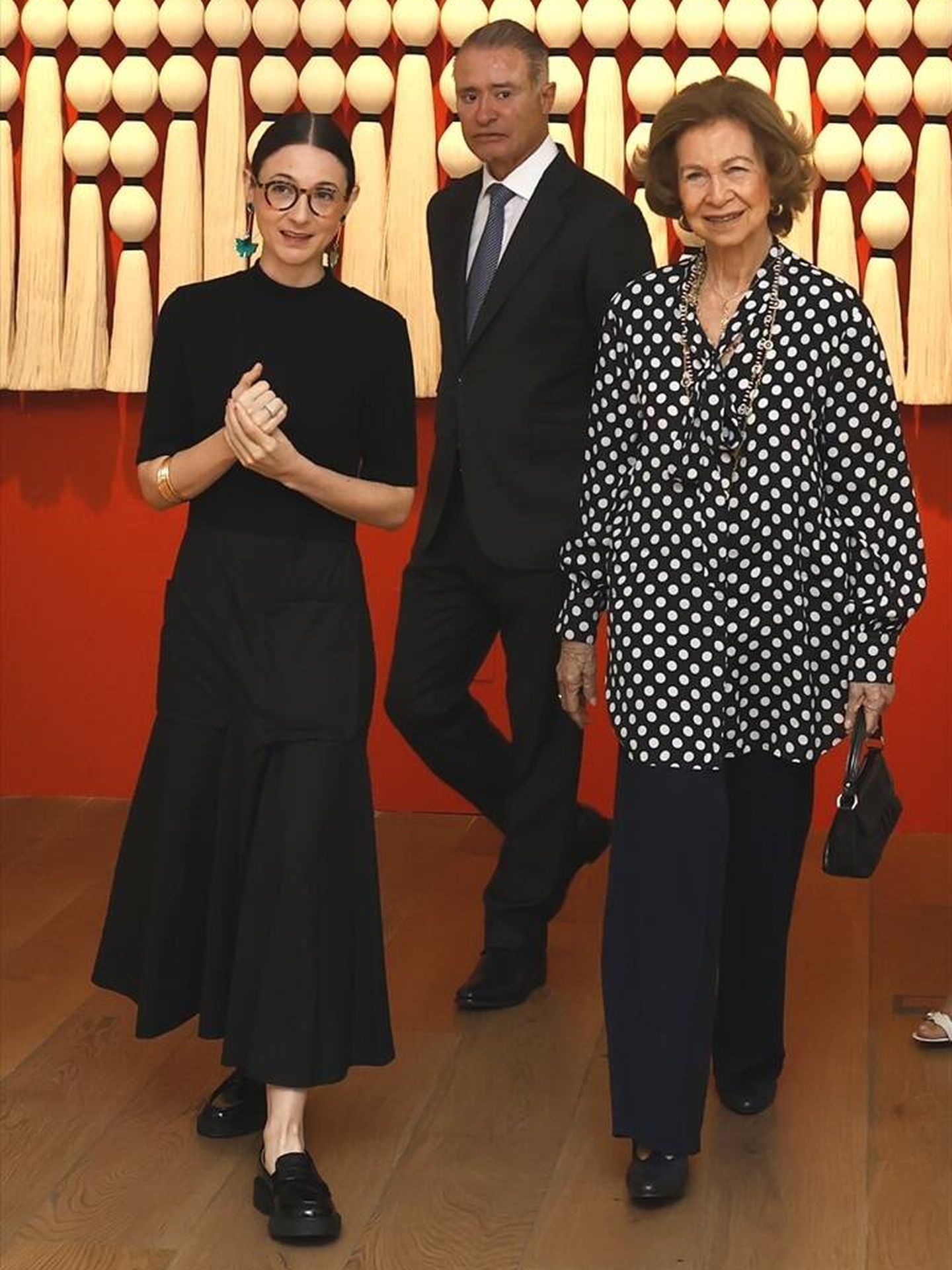 La reina Sofía, en la Casa de México, junto a la artista Pilar Obeso. (Europa Press)