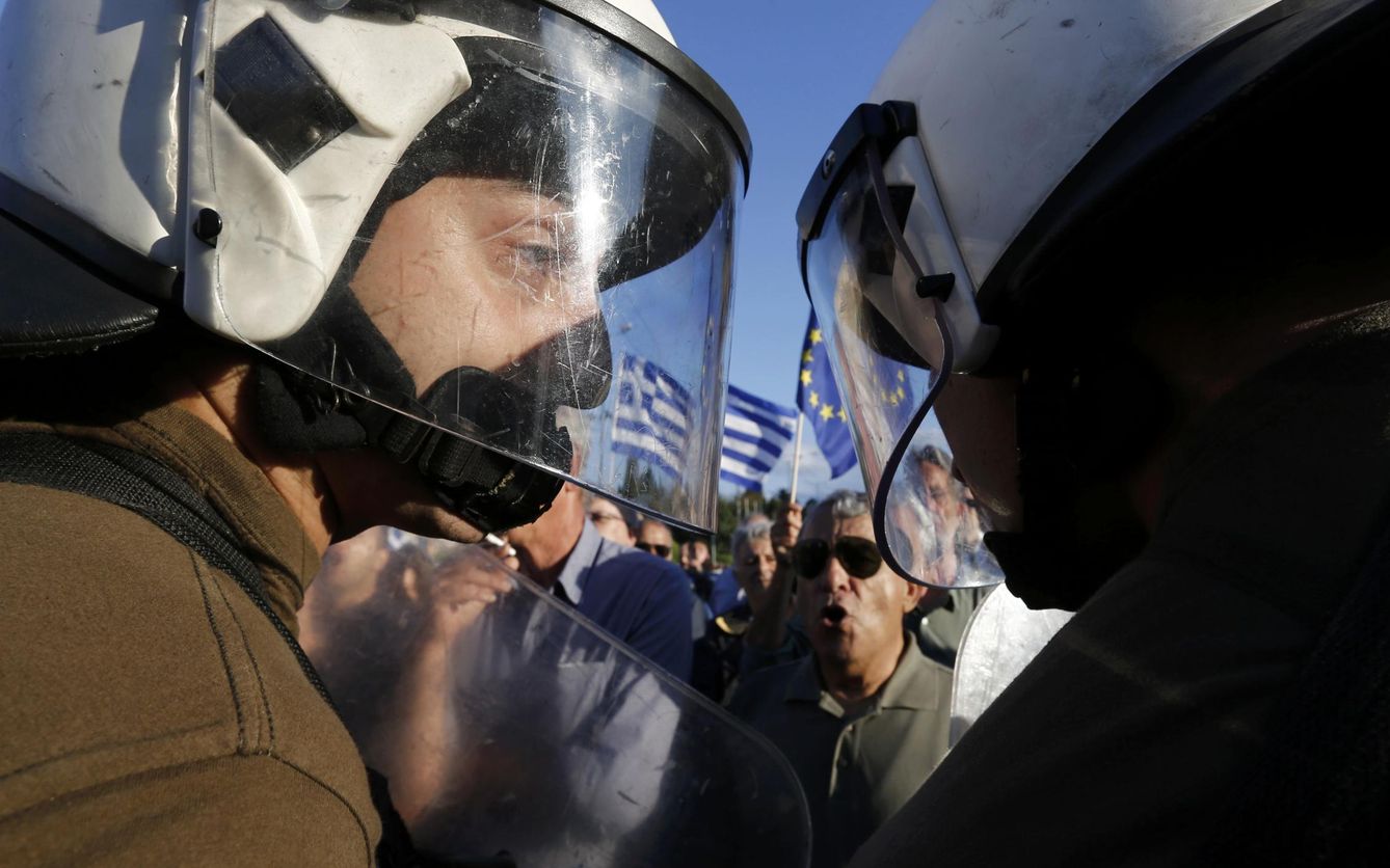 Foto: Policías griegos frente a manifestantes contra la austeridad en el Parlamento, en Atenas. (Reuters)