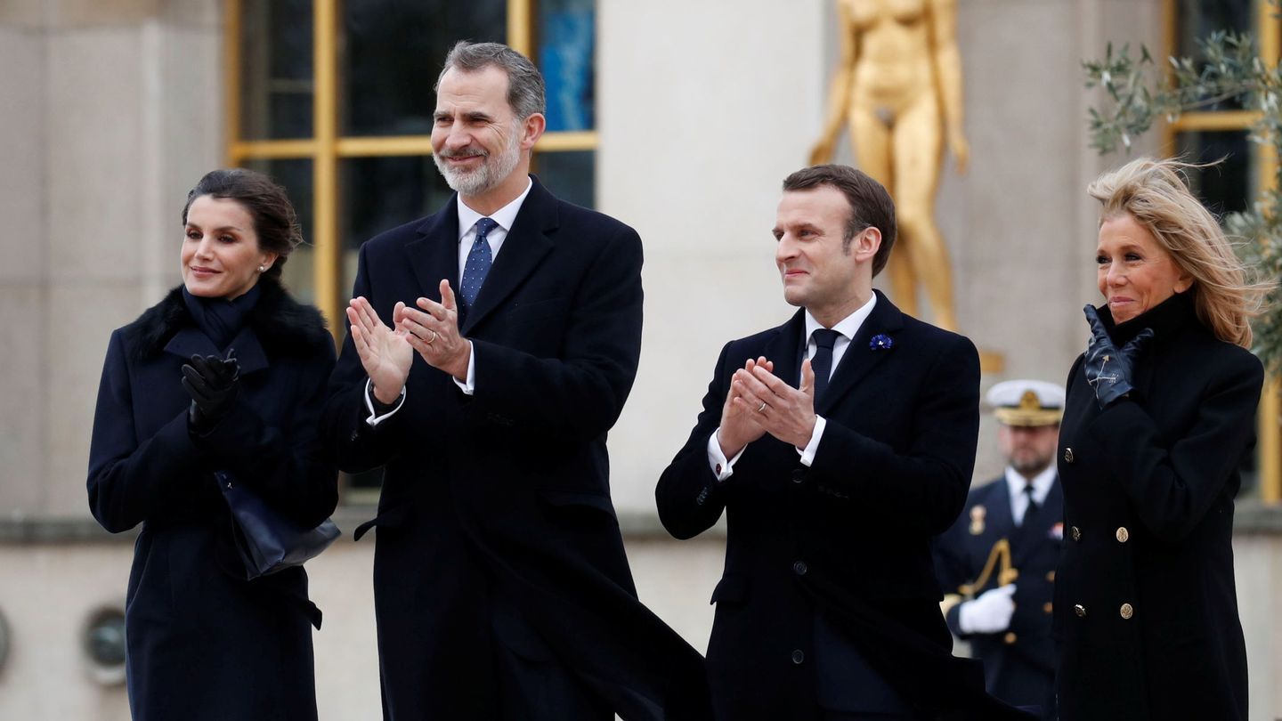 Los Reyes, con Emmanuel y Brigitte Macron el pasado marzo en París. (EFE)