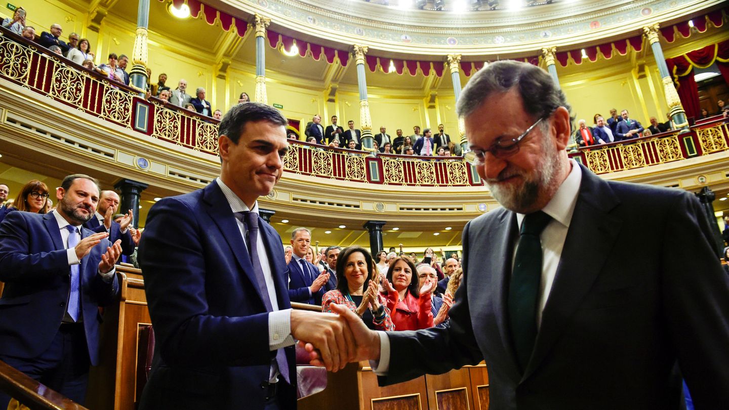Pedro Sánchez y Mariano Rajoy se estrechan la mano tras la moción de censura.