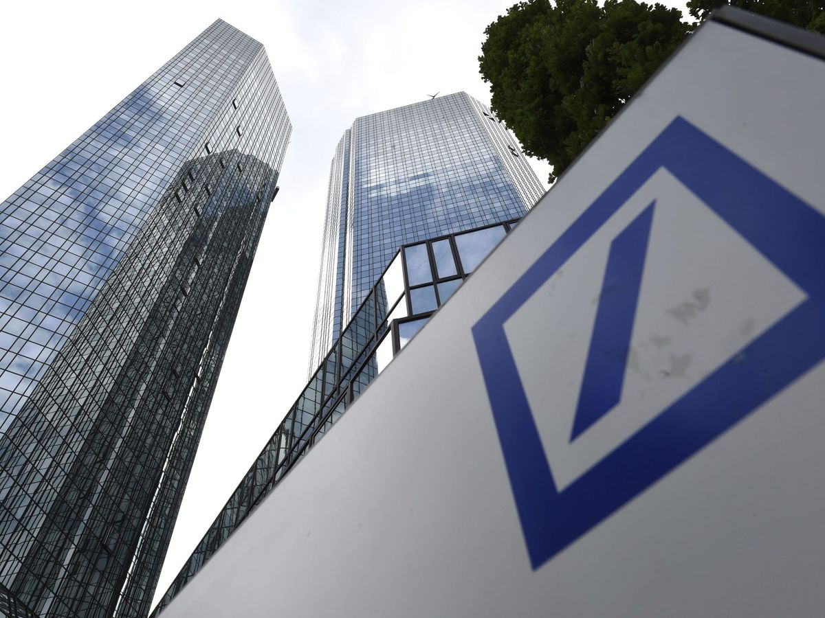 Foto: Logo del Deutsche Bank a la entrada de su sede en Fráncfort. (EFE/Arne Dedert)