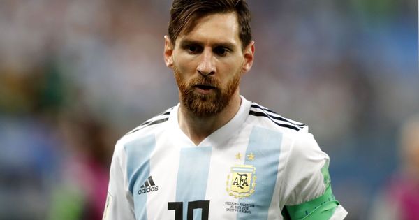 Foto: Messi con la mirada perdida durante su participación en el Mundial de Rusia. (Efe)