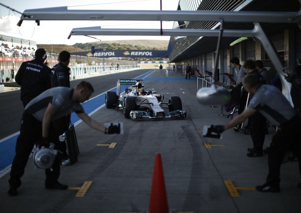 Foto: Lewis Hamilton realizando una parada en boxes durante este jueves.