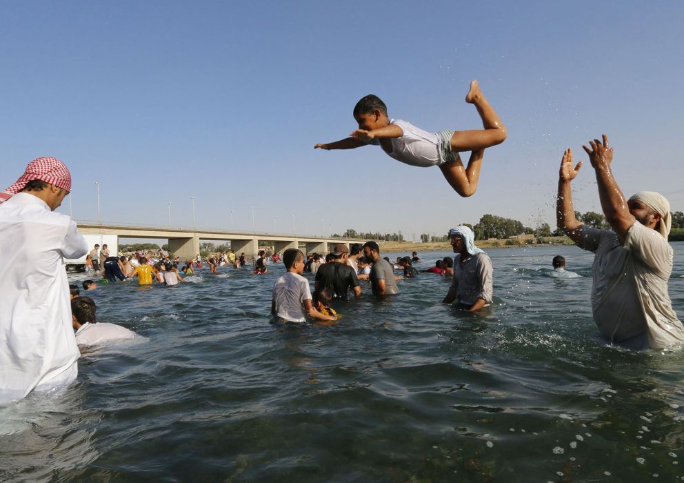 Foto: Residentes en Raqqa, la 'capital' del autodenominado Estado Islámico, se bañan en el río Éufrates. (Reuters) 