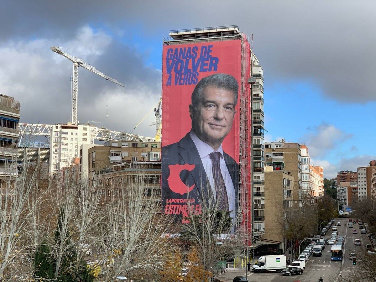 Foto: Imagen del cartel colocado por la campaña de Laporta, con el Bernabéu al fondo. (@JoanLaportaFCB)