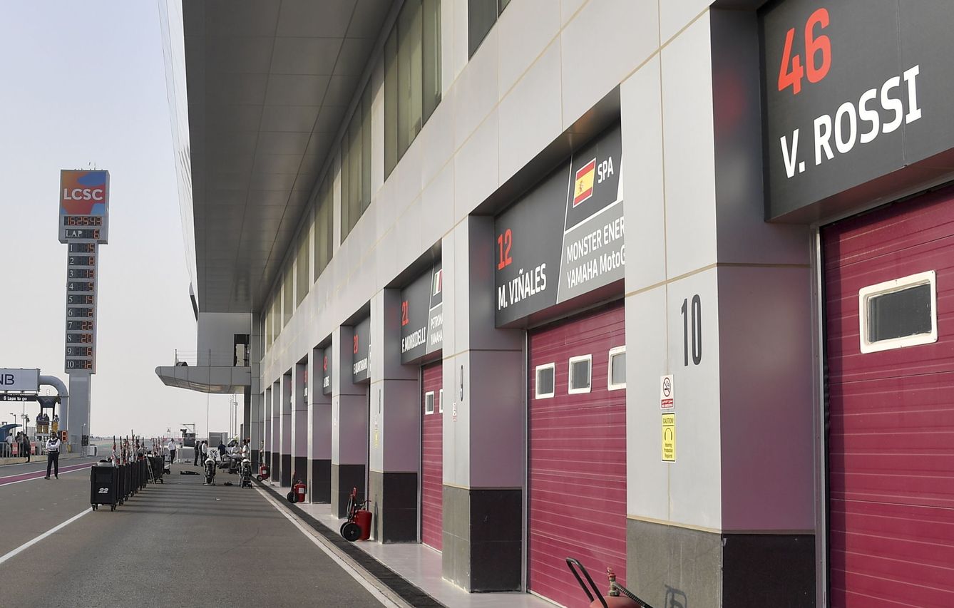 En Qatar, garajes cerrados de los equipos de MotoGP tras cancelarse la carrera. (Reuters)