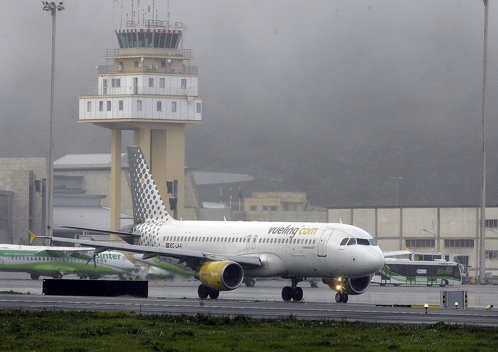 Foto: Un avión junto a la torre de control del aeropuerto Tenerife-Norte. (EFE)